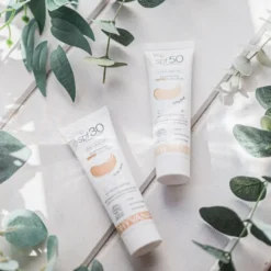Dhyvana sävyttävä aurinkovoide kasvoille SPF 50, 2 sävyä